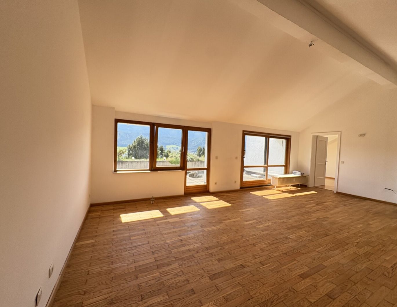 3-Zimmer-Dachgeschoßwohnung mit Panoramablick - Kellerabteil und Tiefgarage inklusive