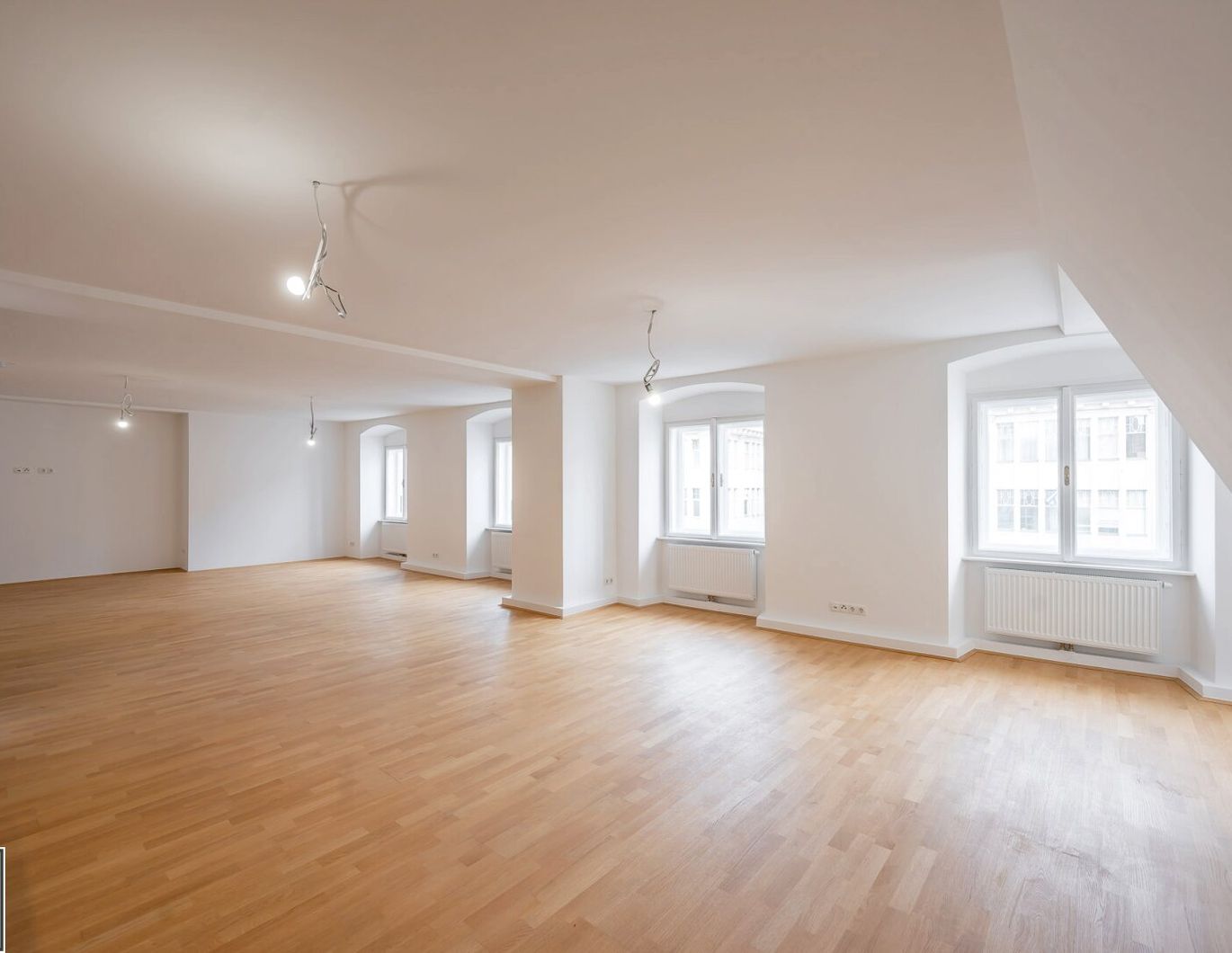 VIDEO-TOUR: traumhafte 3 Zimmer DG-Wohnung mit großem Wohnsalon in Bestlage * mit Blick zum Stephansdom *