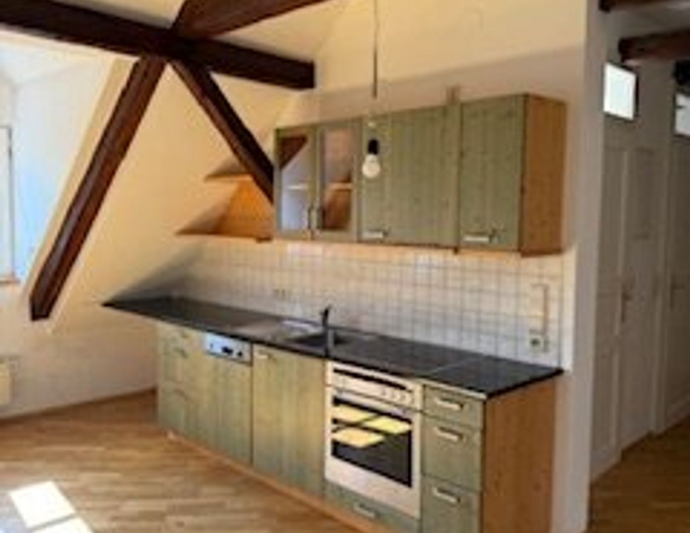 Stilvolles Wohnen: WG- Hit! Dachgeschosswohnung in Zentraler Lage, gepflegt und lichtdurchflutet- Ihr neues Zuhause wartet!