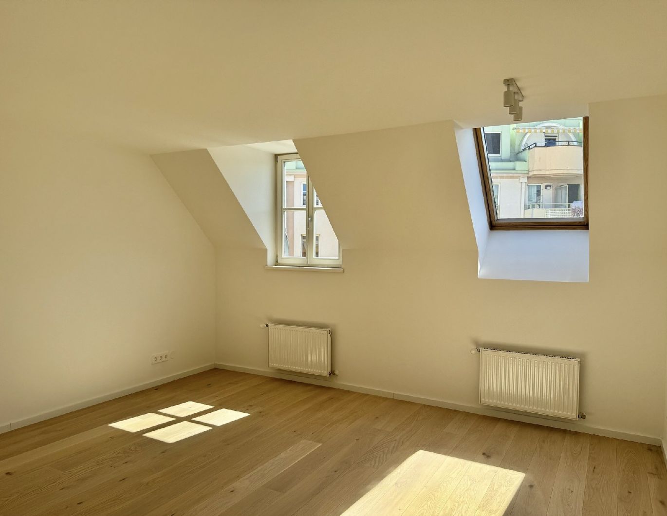 Wohnen über den Dächern! Dachmaisonette mit Terrasse beim Schlossquadrat