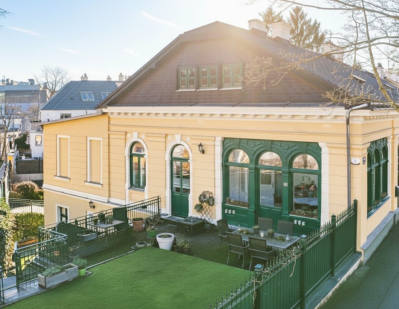 Ein Anwesen - viele Möglichkeiten: Sanierte Jahrhundertwendevilla mit Indoorpool für luxuriöses Wohnen und Arbeiten