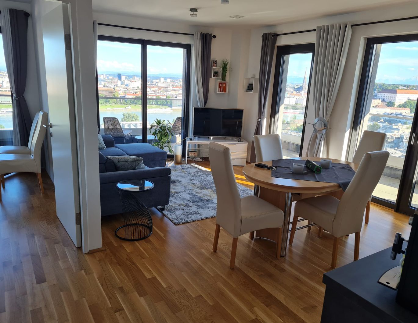 Exklusive 3-Zimmer-Wohnung im Bruckner Tower - 18. Stock, Balkon, voll möbliert