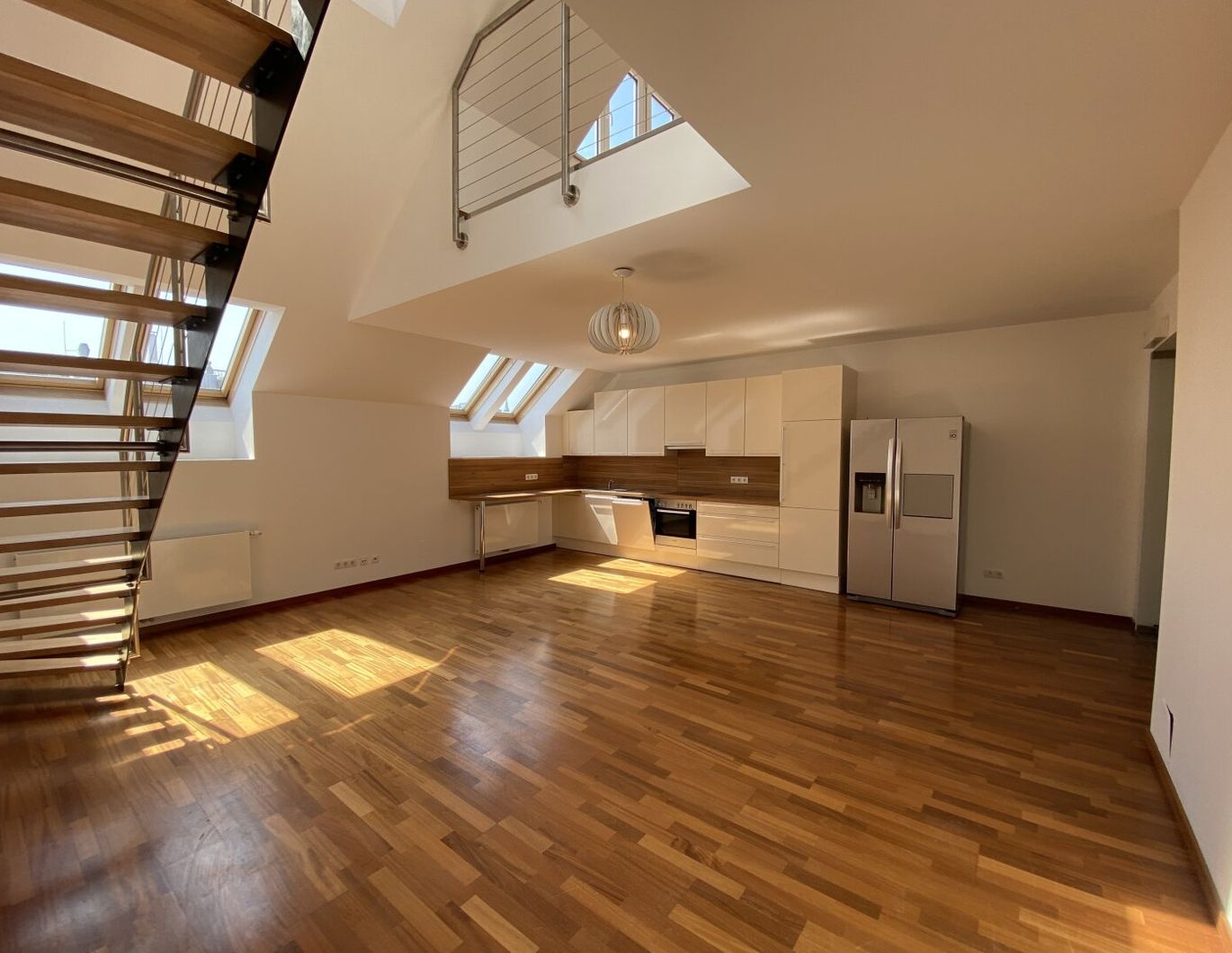 Maisonette mit 3 Zimmer + Galerie und Dachterrasse in 1070 Wien