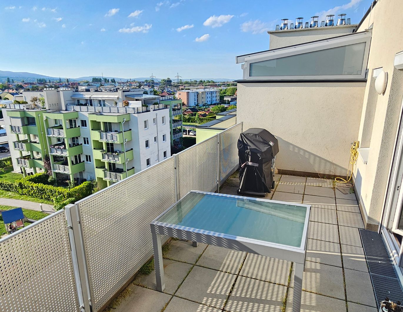 Helle 3-Zimmer-DG-Wohnung mit Fernblick auf die Weinberge im Süden von Wien zu verkaufen
