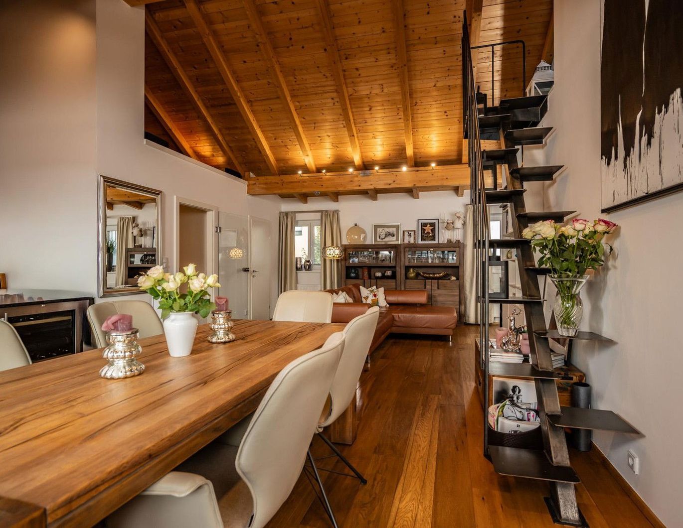 Außergewöhnliche Dachetage mit Sichtdachstuhl, Spitzboden und Terrasse | Privatverkauf