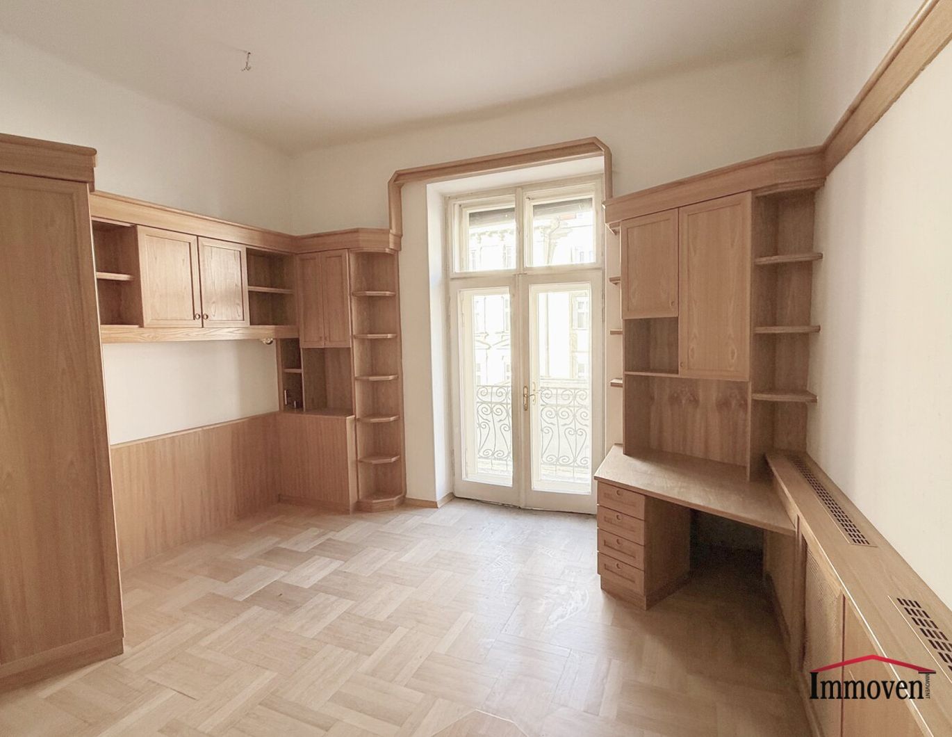 TOPLAGE LEOBEN - SANIERUNGSBEDÜRFTIG - große herrschaftliche Wohnung mit 2 Balkone!