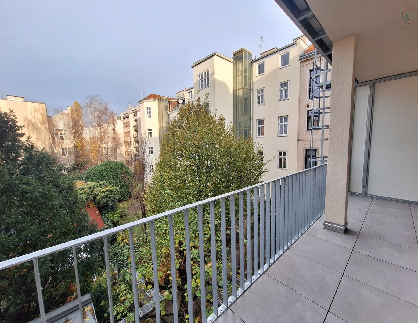 Innenhofbalkon und Traumblick ins Grüne - Exklusive 4-Zimmer Wohnung in Toplage bei U3