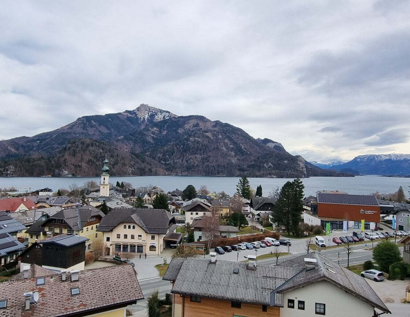 Zweizimmerwohnung zentrumsnah mit Traumseeblick zu vermieten