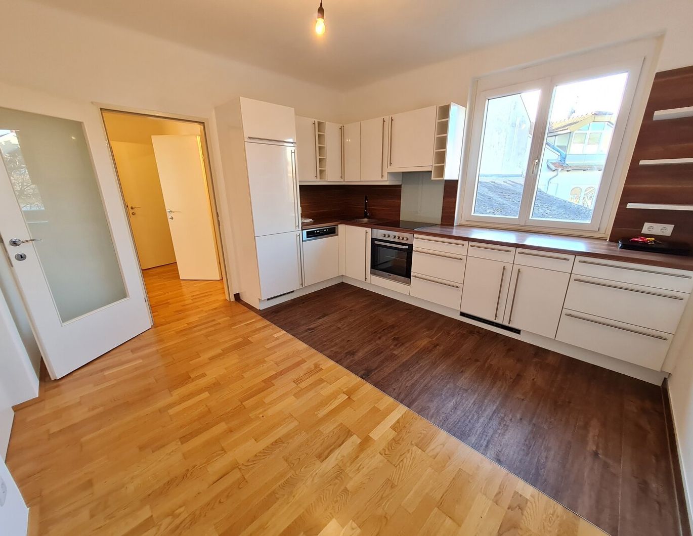 ZENTRUM! NEBEN FUSSGÄNGERZONE UND BAHNHOF! TOPSANIERTE 2 ZIMMER NEUBAUWOHNUNG!!