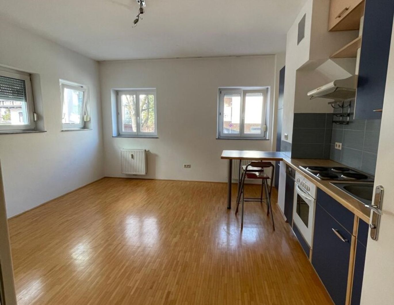 Charmante 2-Zimmer-Wohnung mit Badewanne & Stellplatz in der Alpenstraße