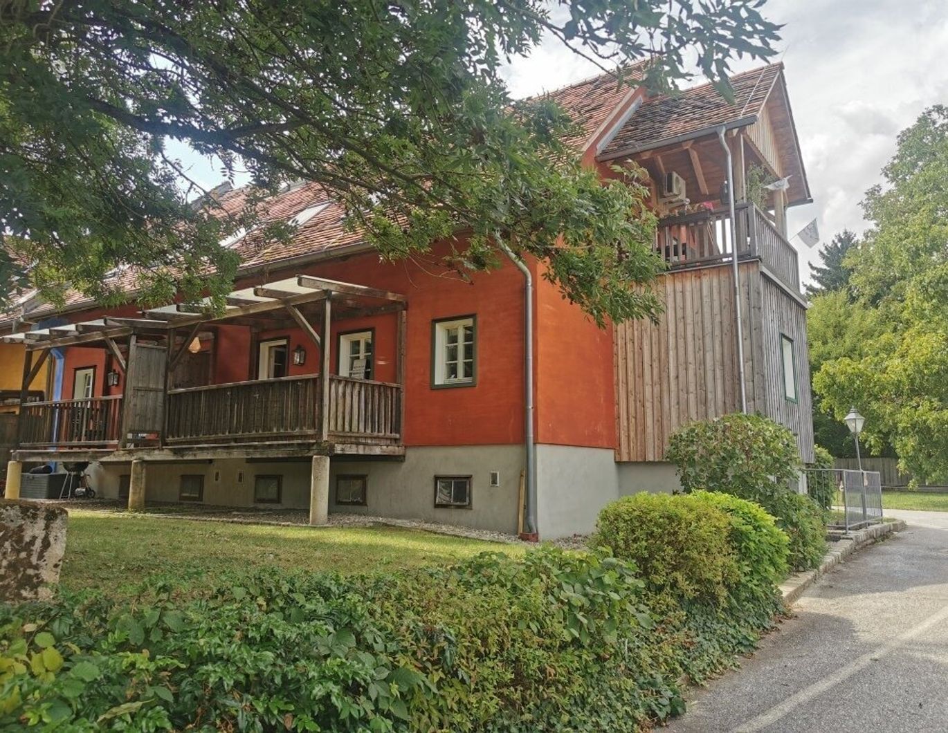 * * Schöne 2-Zimmer-Dachgeschoßwohnung mit Balkon und eigenem Carportplatz in idyllischer Lage! * *