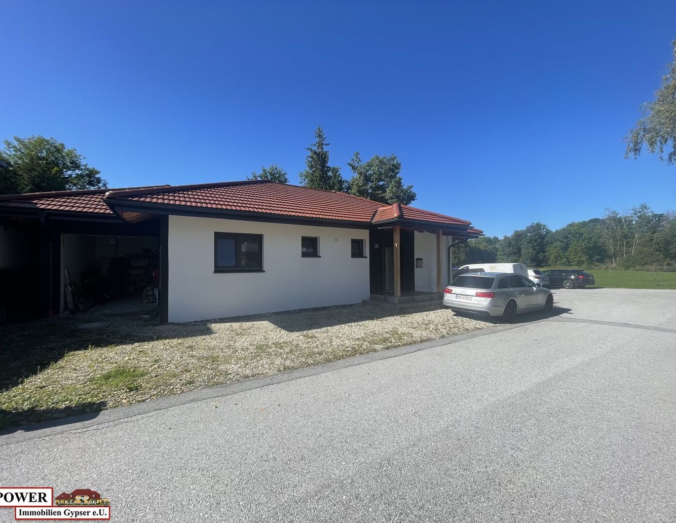 Neuwertiger Bungalow in unschlagbarer Lage, zentral, umgeben von Grünland in Bachnähe!