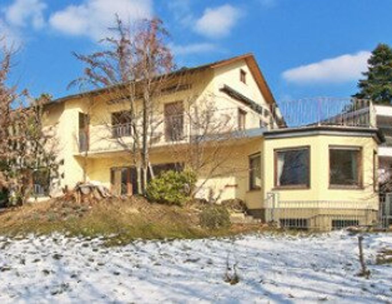 Vielseitiges Ein- oder Zweifamilienhaus mit großzügiger Dachterrasse in beliebter Lage