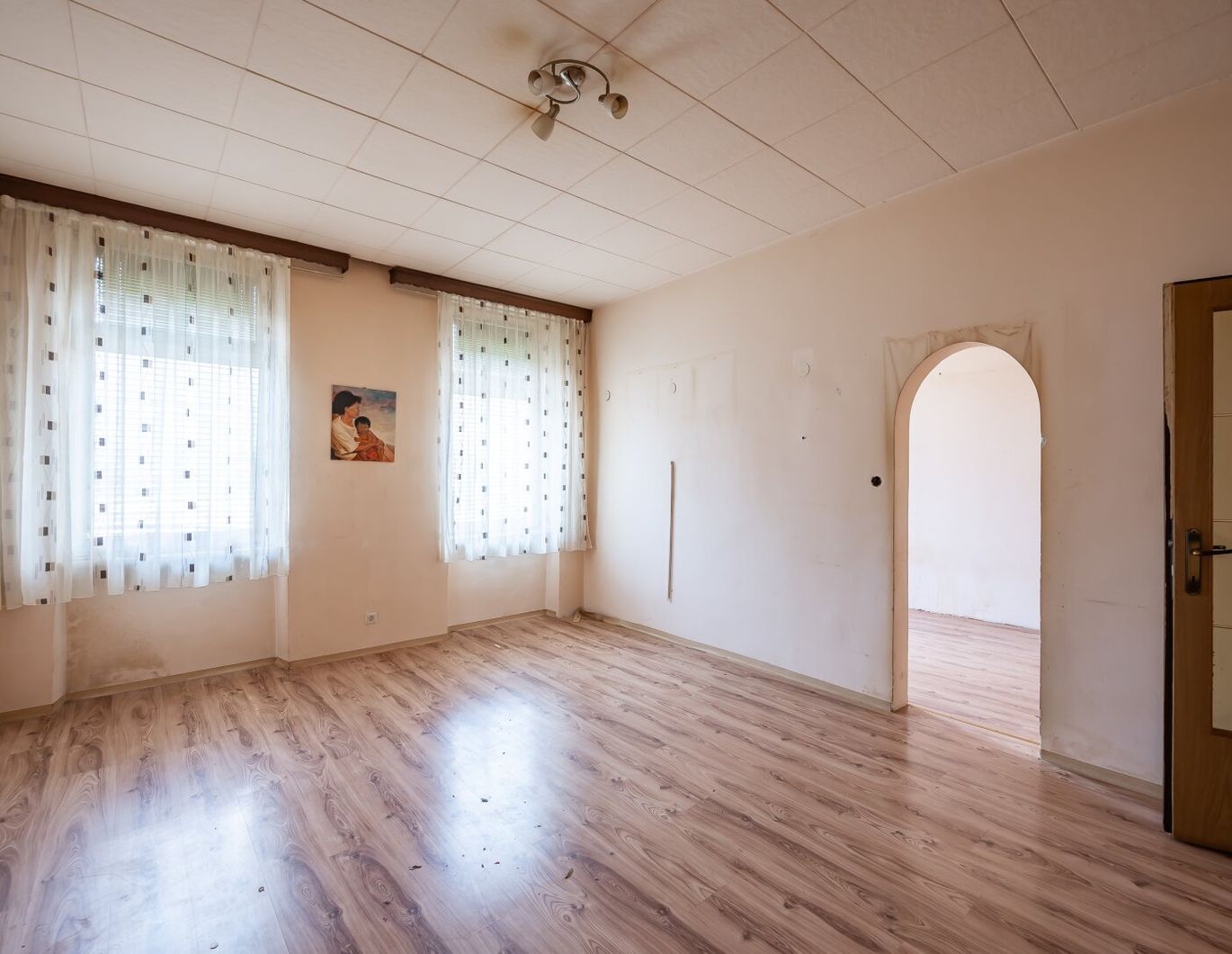 ++Q18++ Renovation-Required 2-Room Old Building flat with Great Potential