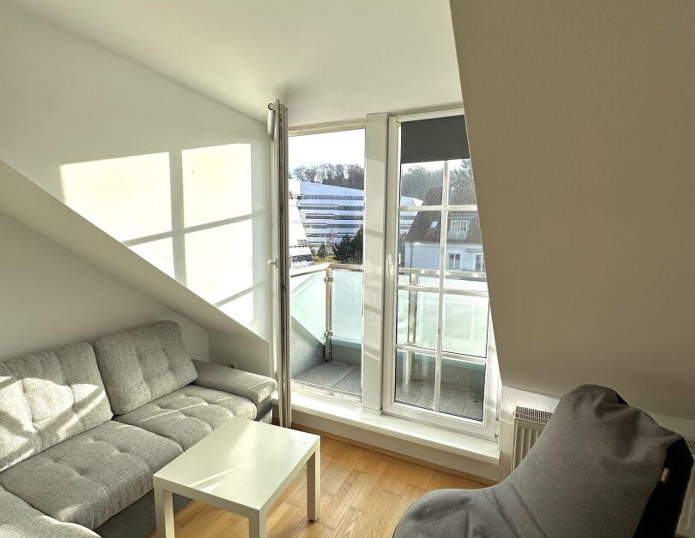 Vollmöblierte 2 Zimmerwohnung mit Balkon in Uni Nähe!