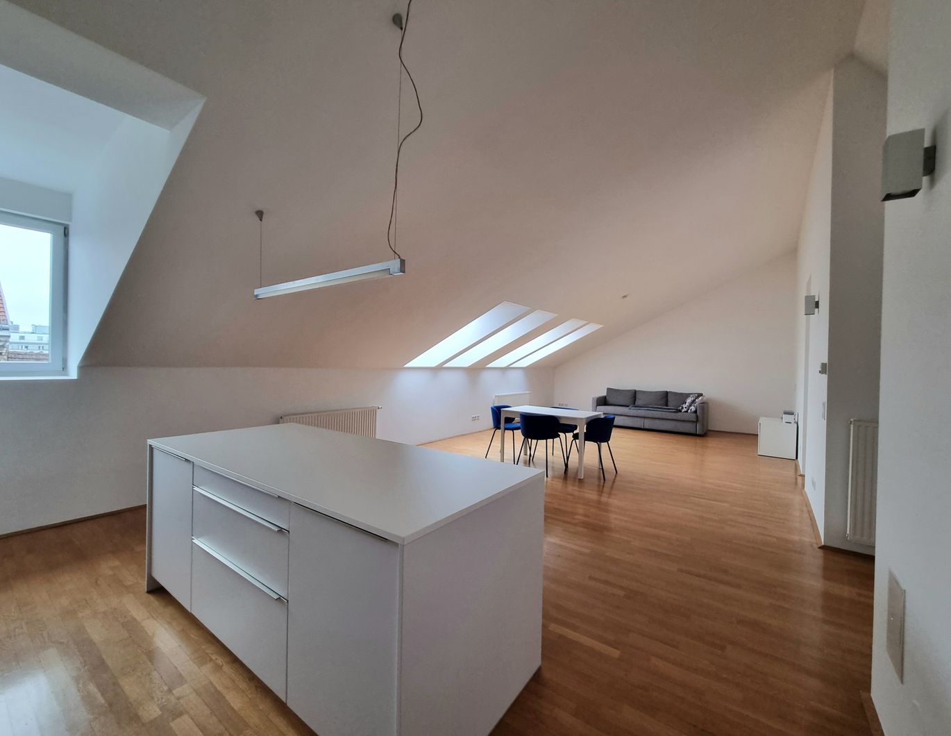 Lichtdurchflutete Dachgeschosswohnung mit privater Terrasse - 1180 Wien