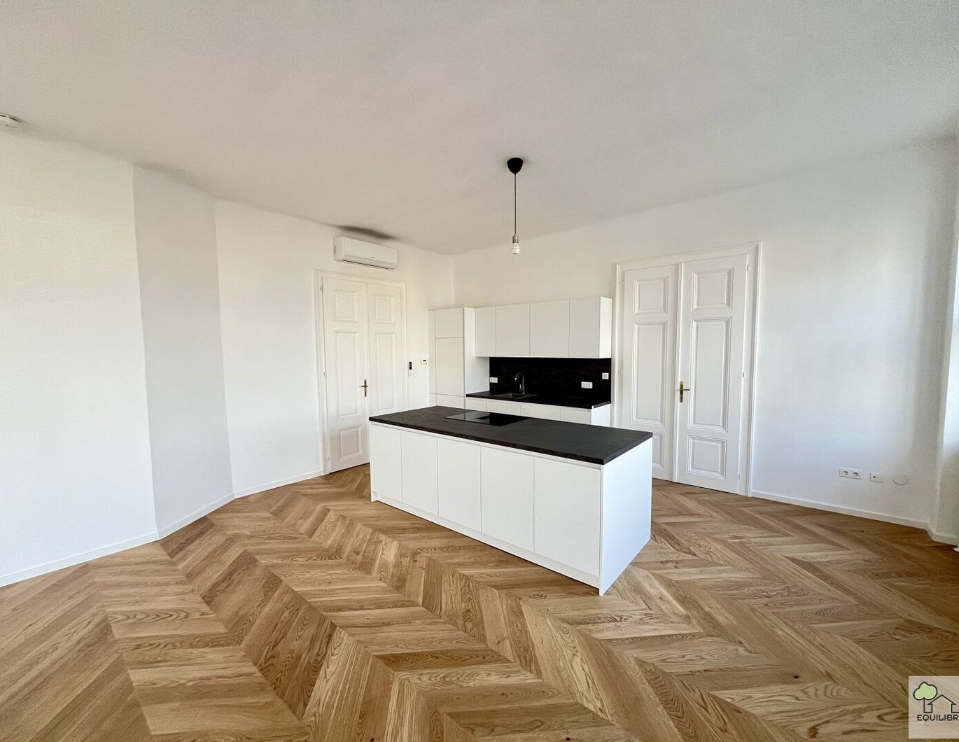 SEHR HOCHWERTIGE- ALTBAU- WOHNUNG IN BESTLAGE !