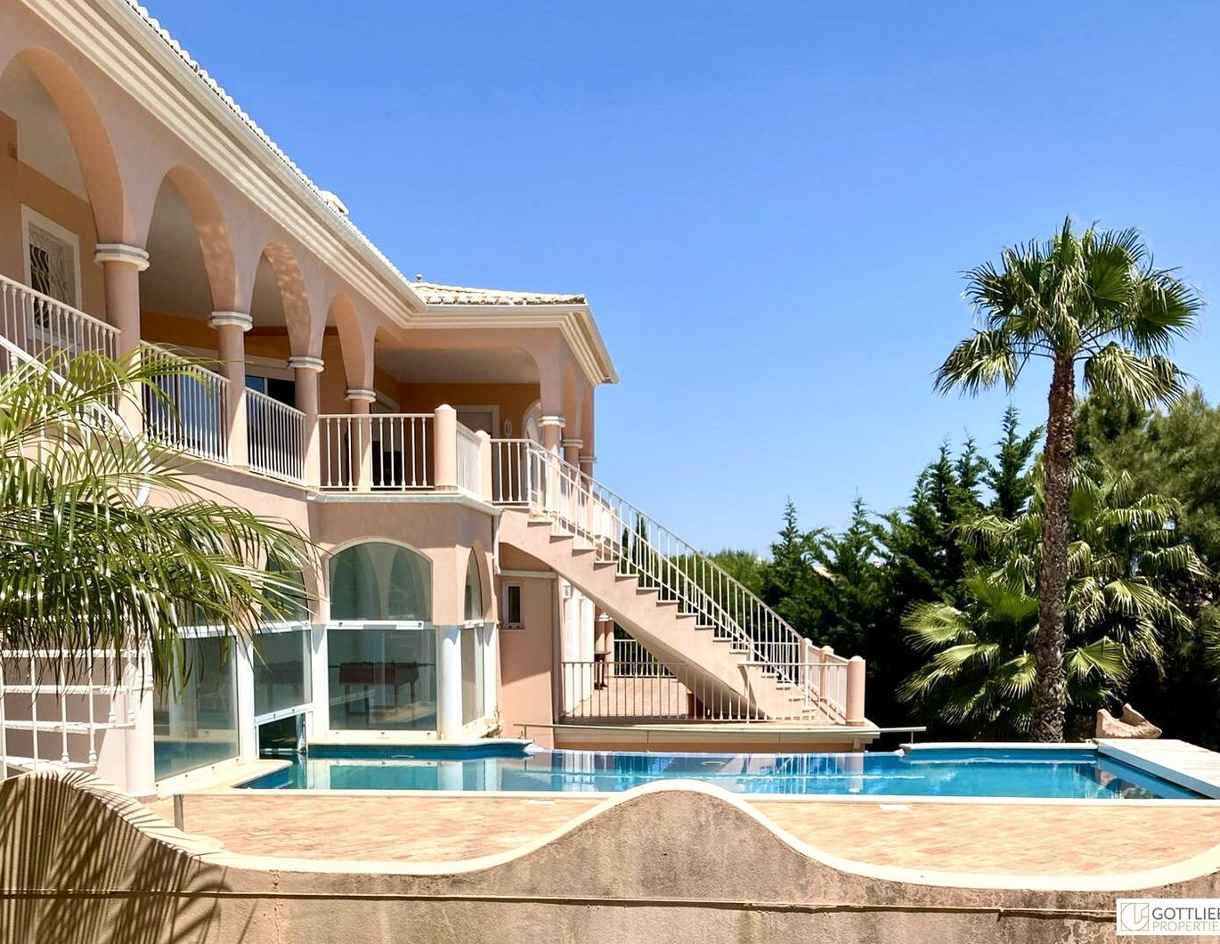 Uneinsehbare Villa mit Terrassen und großem Garten, Swimmingpool und Meerblick