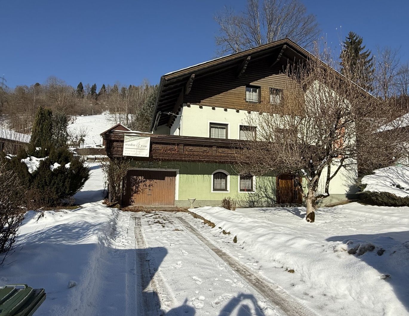 Wohnhaus mit gemütlicher Bauernstube, offenem Kamin, Kachelofen, Garage und süd-westseitiger Terrasse