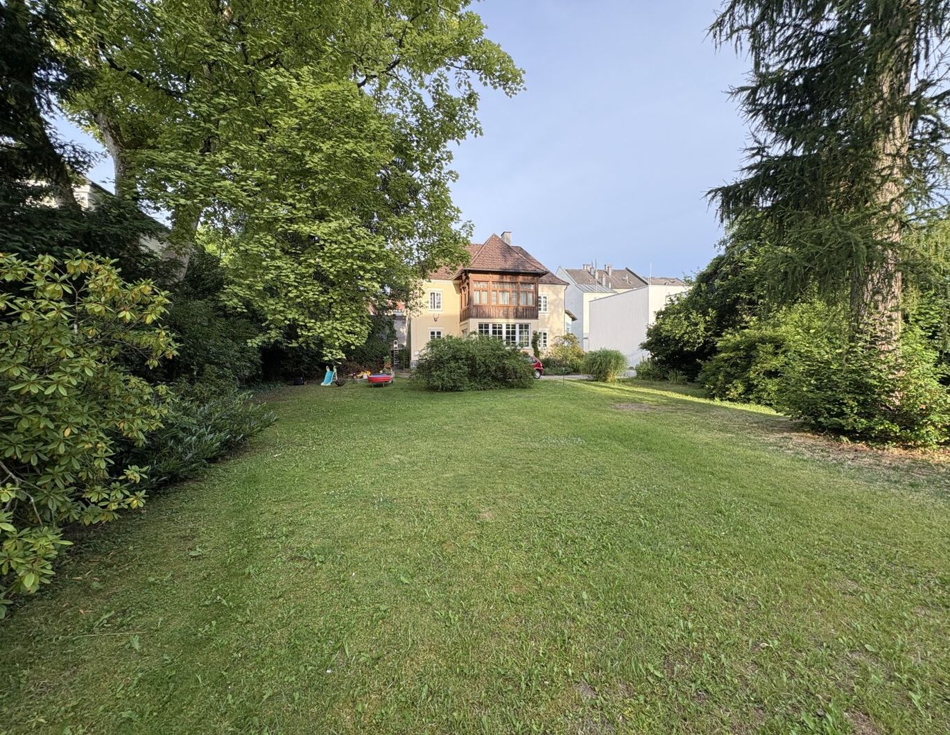 Seltene Kaufgelegenheit: Villenartiges Wohnhaus mit großem Garten im Zentrum von Ried
