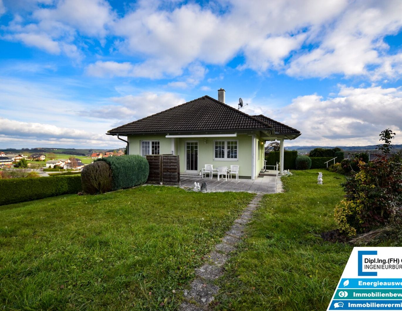 Wohnen im Grünen - modern ausgestattetes Einfamilienhaus nahe dem Ortszentrum von Lohnsburg!