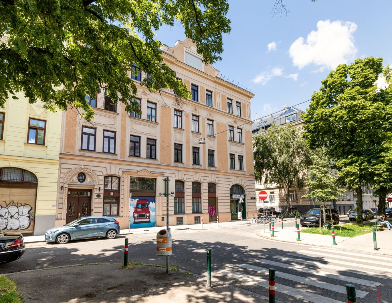 Sanierungsbedürftige Altbauwohnung in prachtvollem Jahrhundertwendehaus | Hofseitiges Schlafzimmer | Nähe Stadthalle, Vogelweidpark, Lugner City