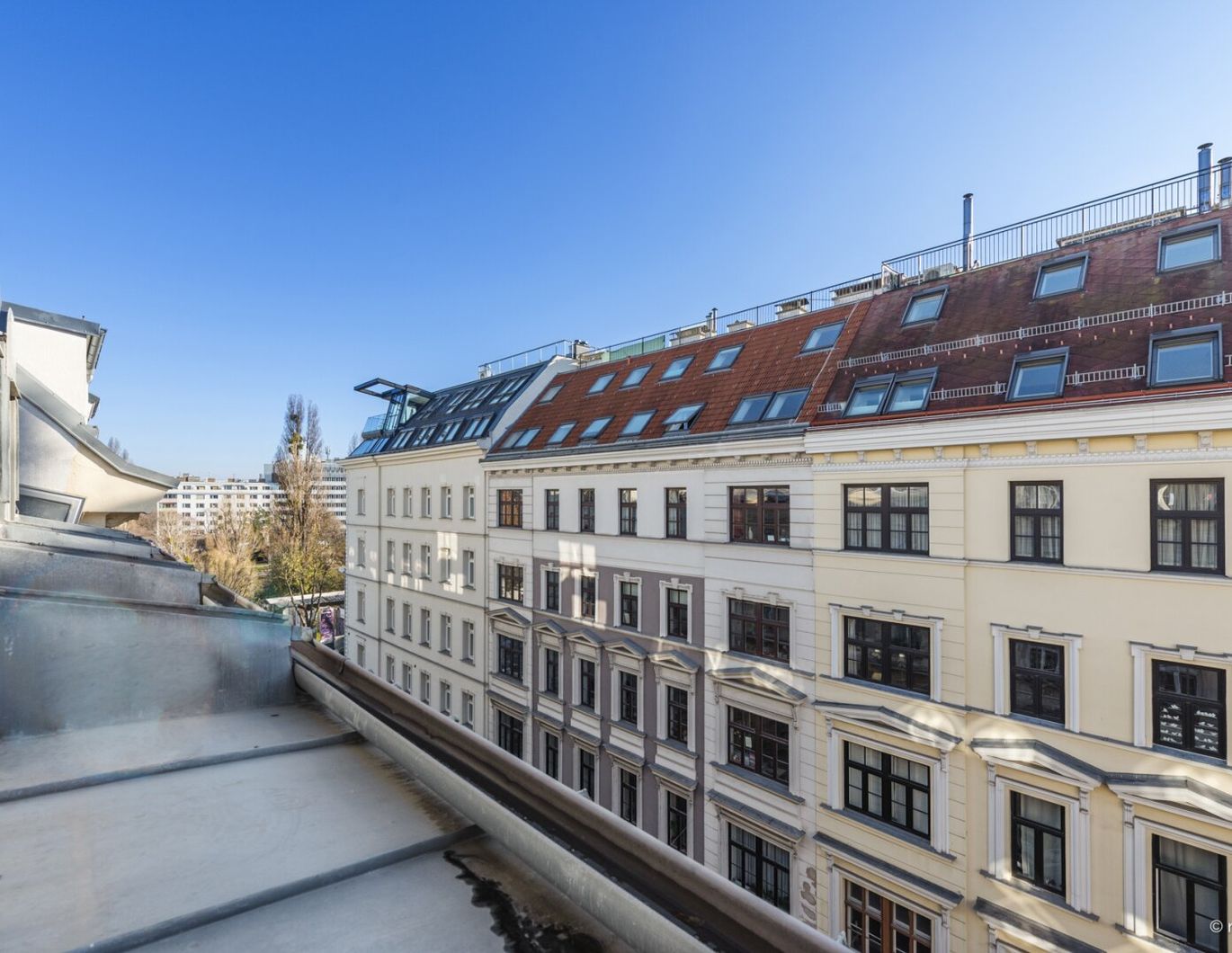SERVITENVIERTEL - wunderbare südseitig gelegene Dachgeschoßwohnung mit Freifläche