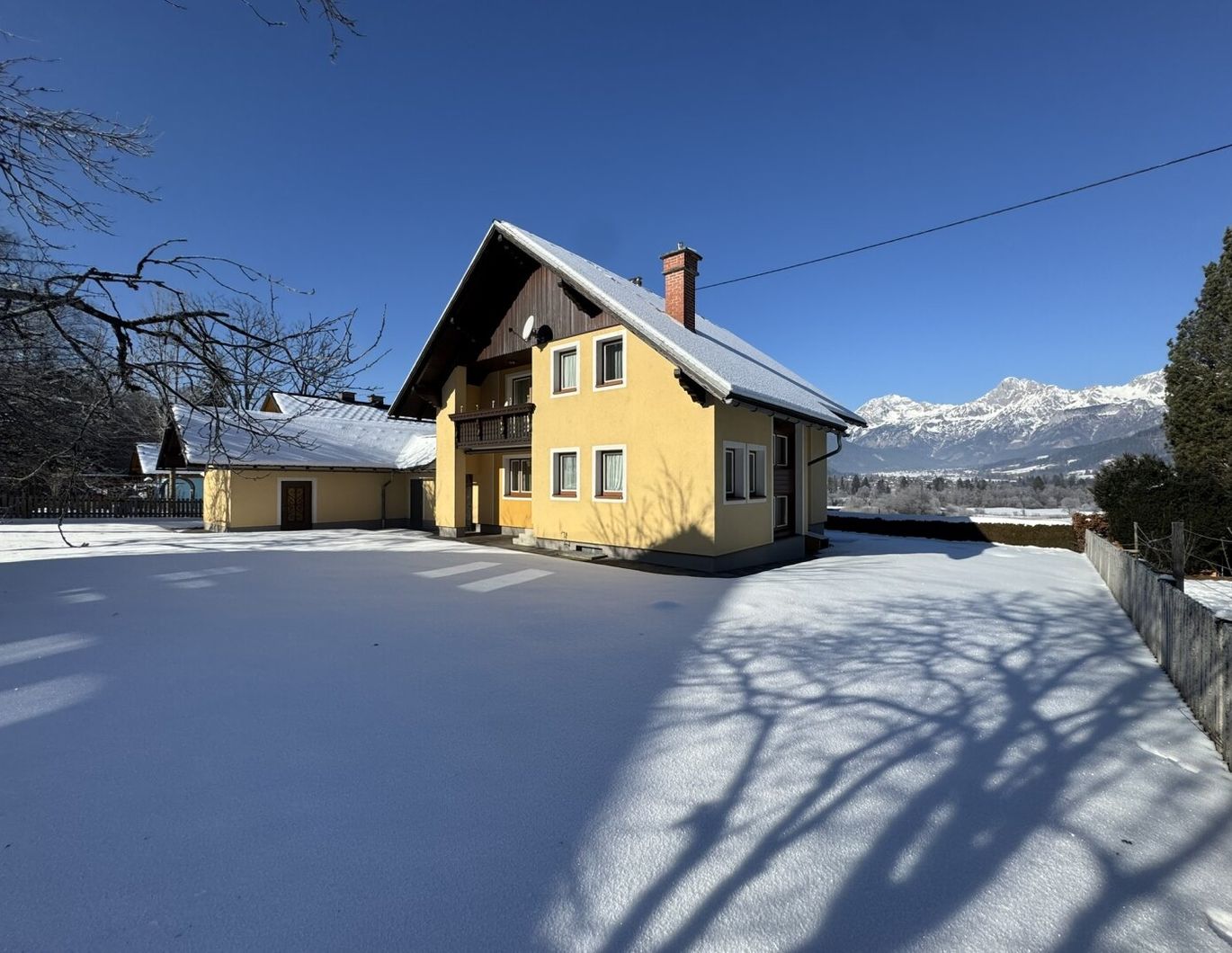 Gepflegtes Wohnhaus mit Nebengebäude, Garage, voll unterkellert, in Admont mit traumhaftem Bergblick
