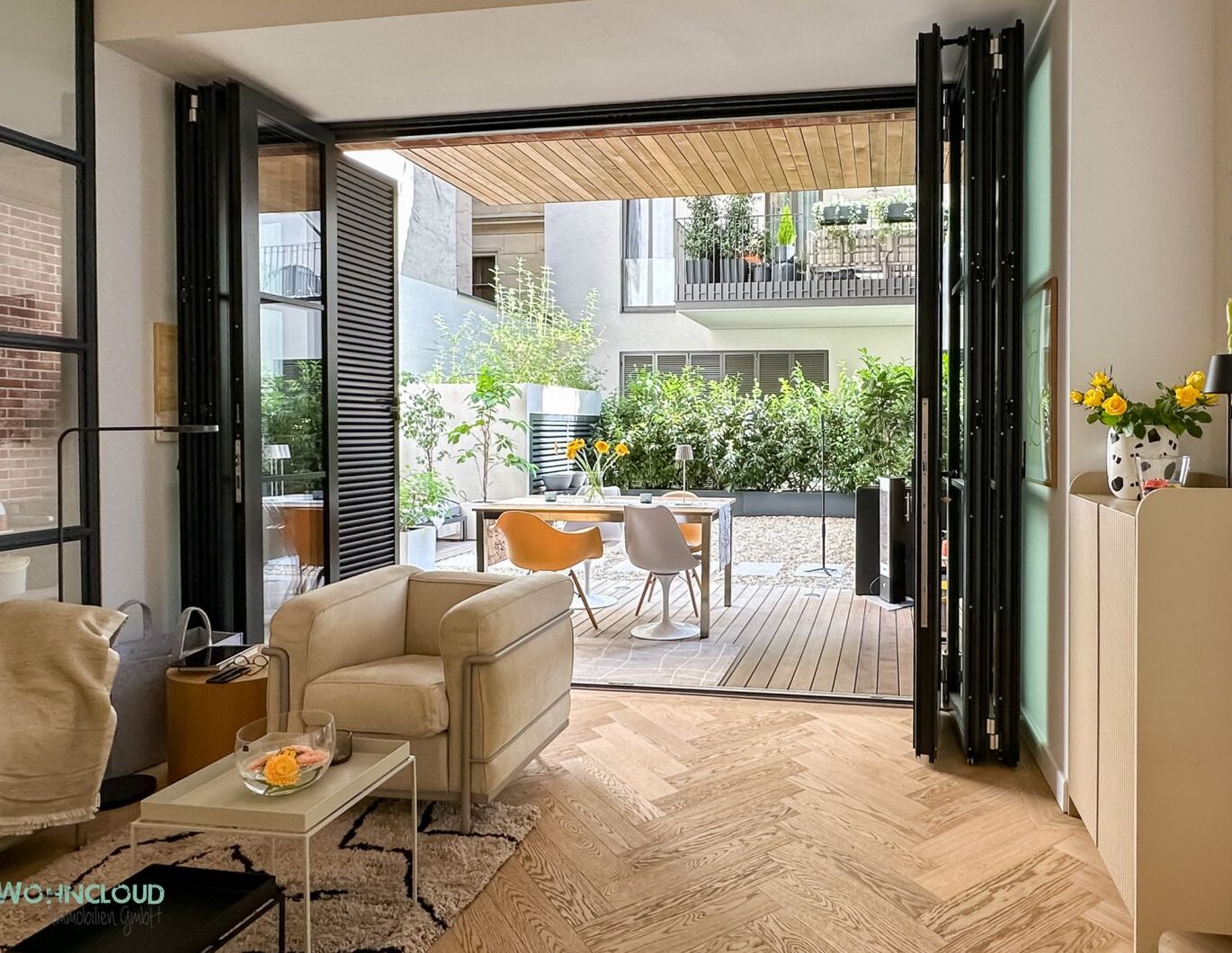 EXKLUSIVES TOWNHOUSE: INSIDE OUT - OUTSIDE IN
