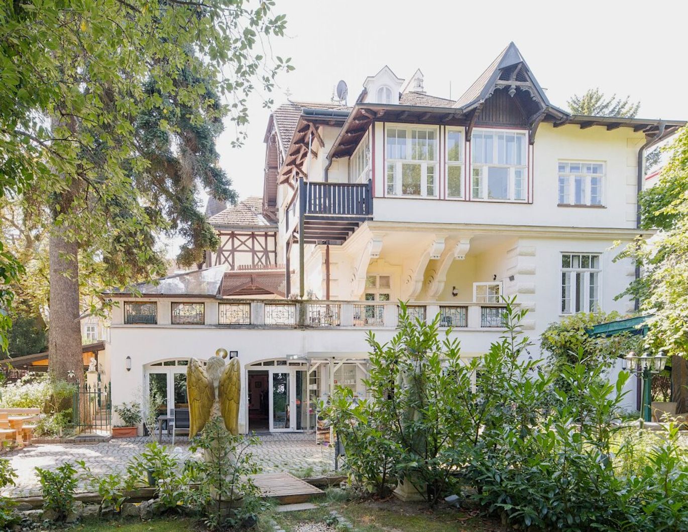 JUGENDSTILVILLA mit PRACHTGARTEN in DORNBACH