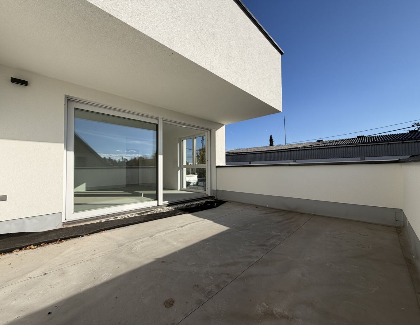 Sonnige Wohnung mit großer Terrasse u. Parkplatz.