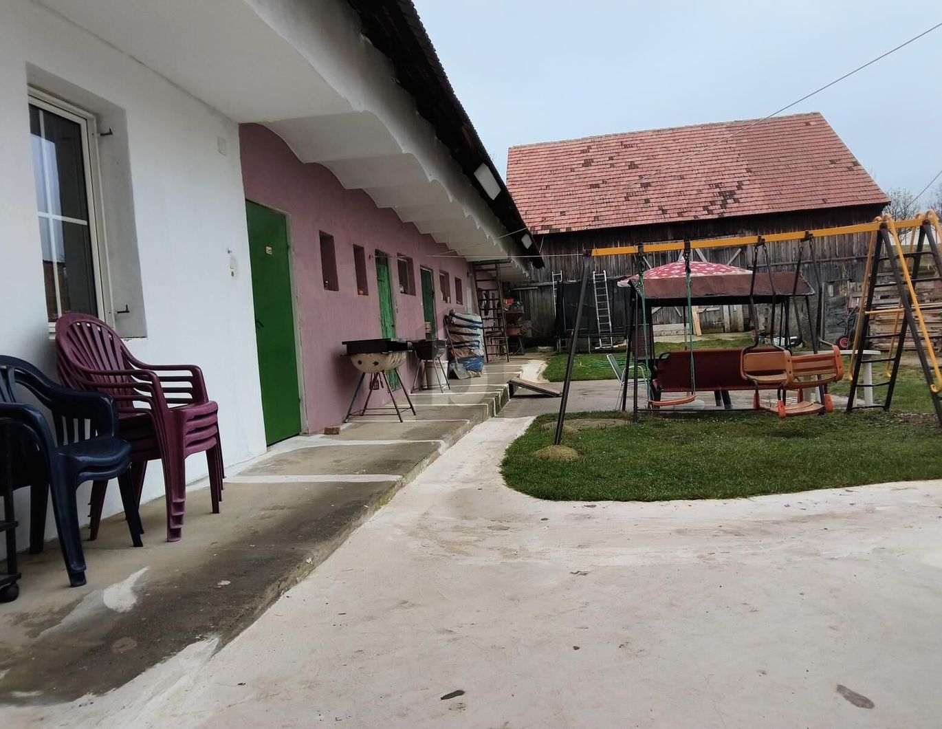 CHARMANTES WOHNEN MIT GROßEM HOF, TIERHALTUNG & VIEL PLATZ FÜR FAMILIEN!