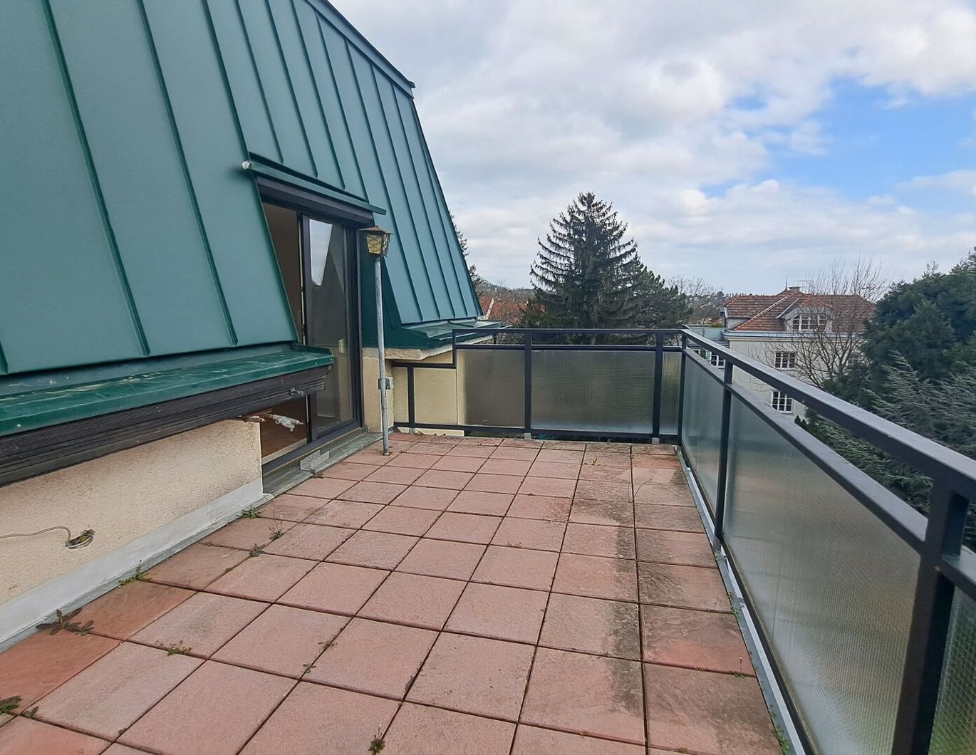 Sanierungsbedürftige 4-Zimmer Terrassen-Wohnung mit viel Potenzial!
