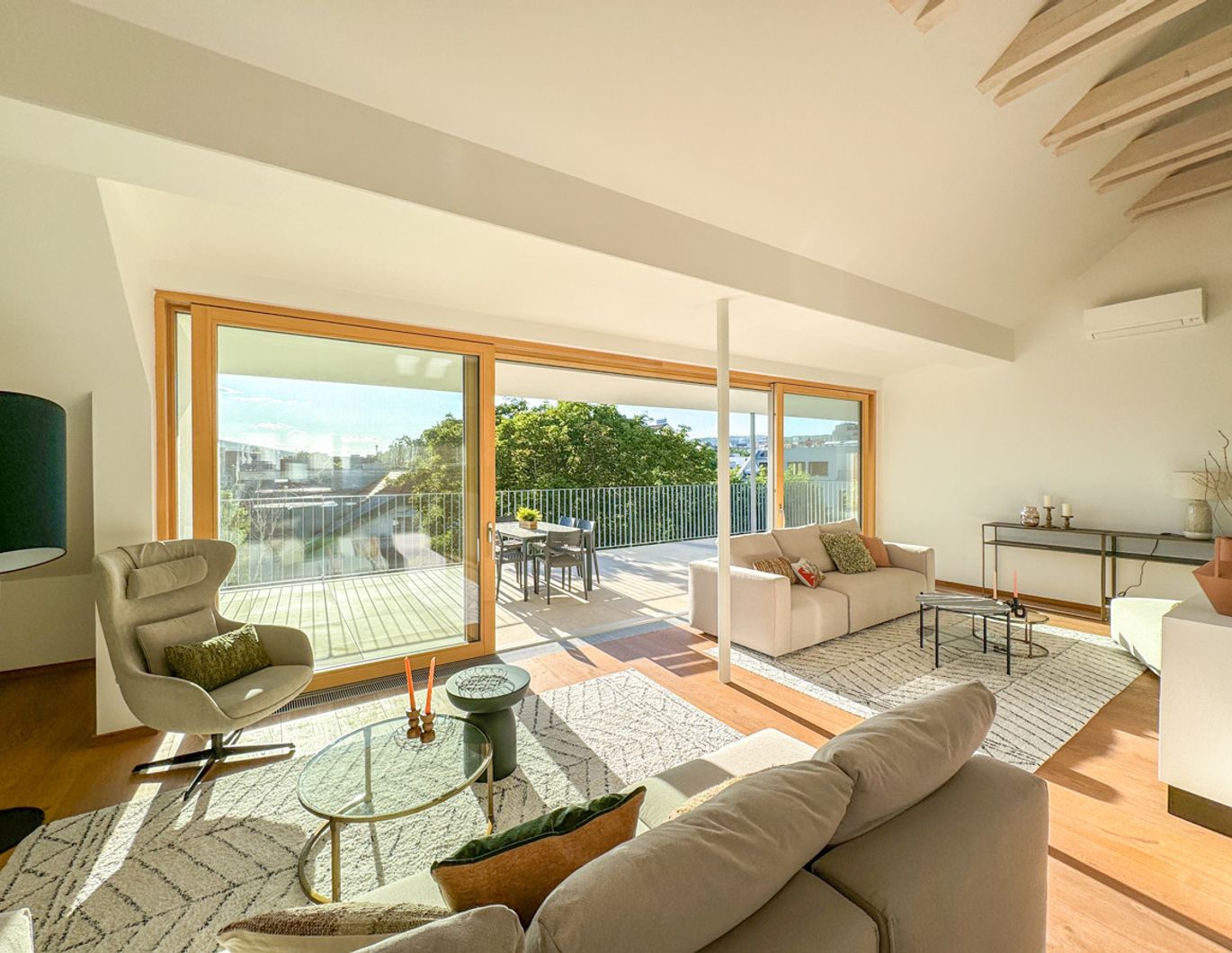 Elegante Dachgeschoßwohnung im Herzen des 14. Bezirks - Exquisite Ausstattung und großzügige Fläche