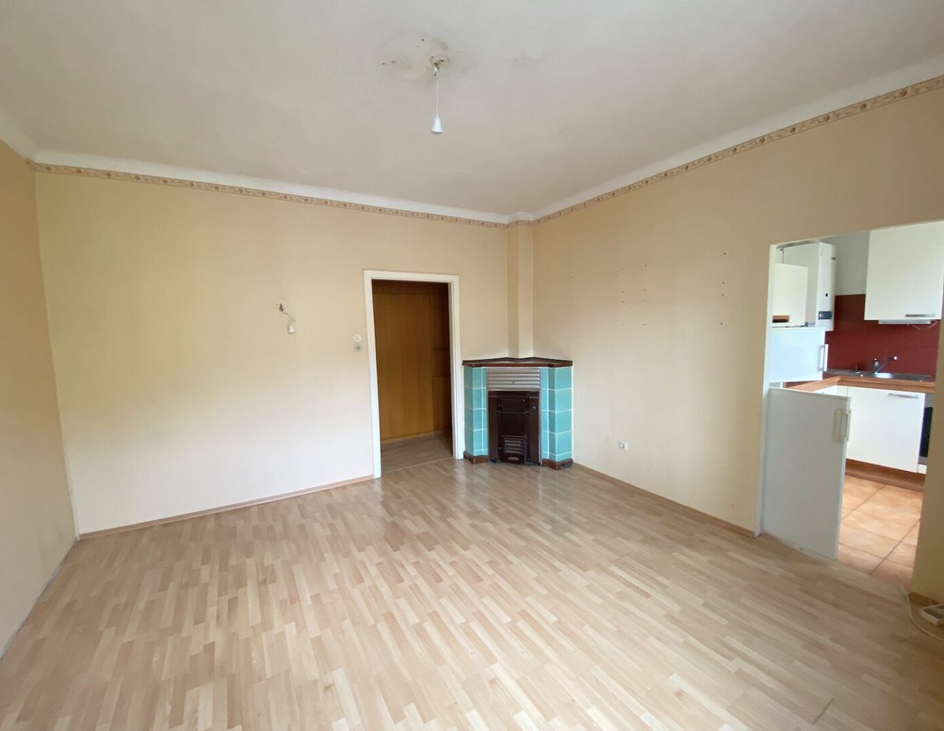 ca. 106m2, 4 Zimmer zu SANIEREN, 2 EINGÄNGE!