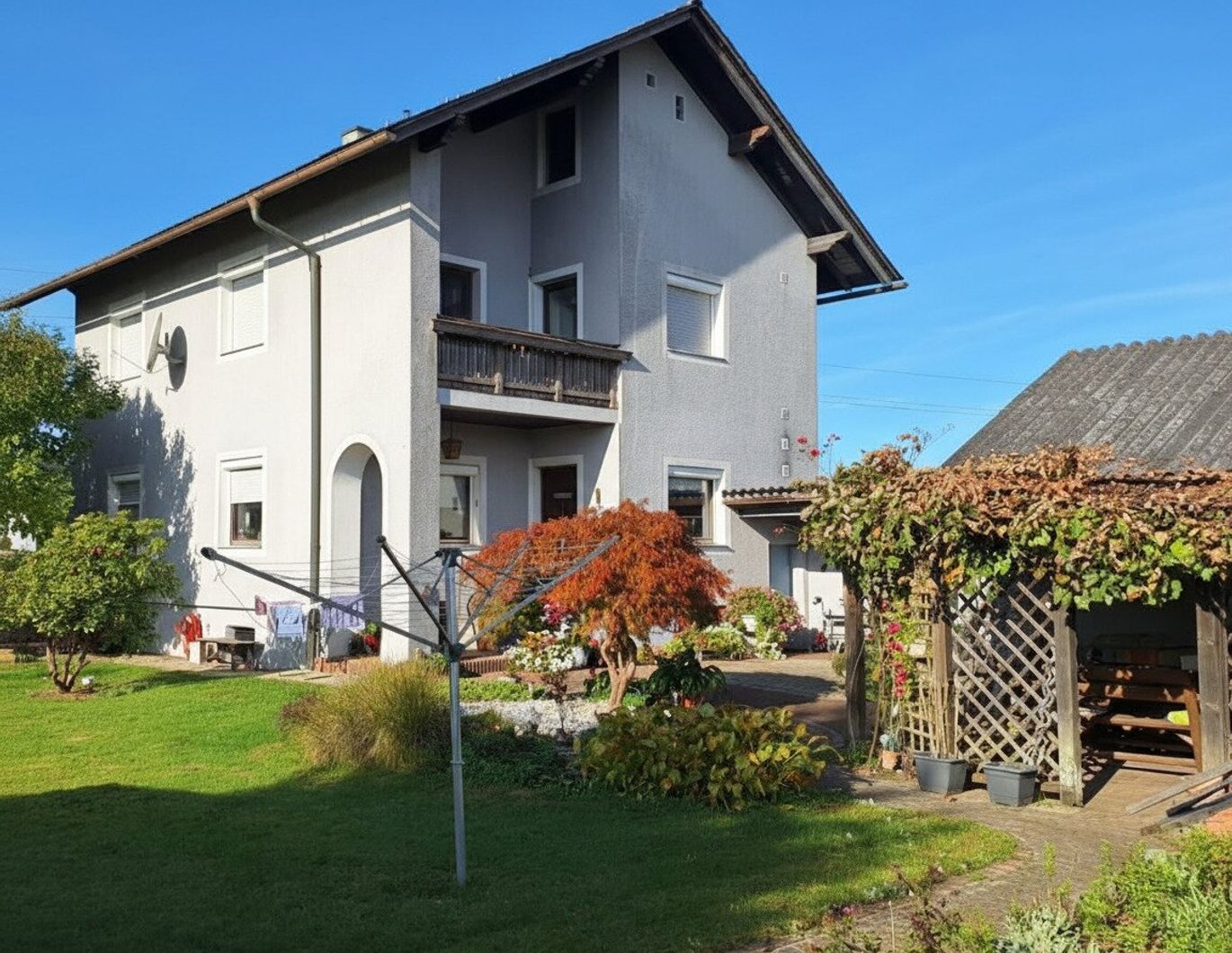 Geräumiges Stockhaus mit angebautem Laubengang und Garagentrakt