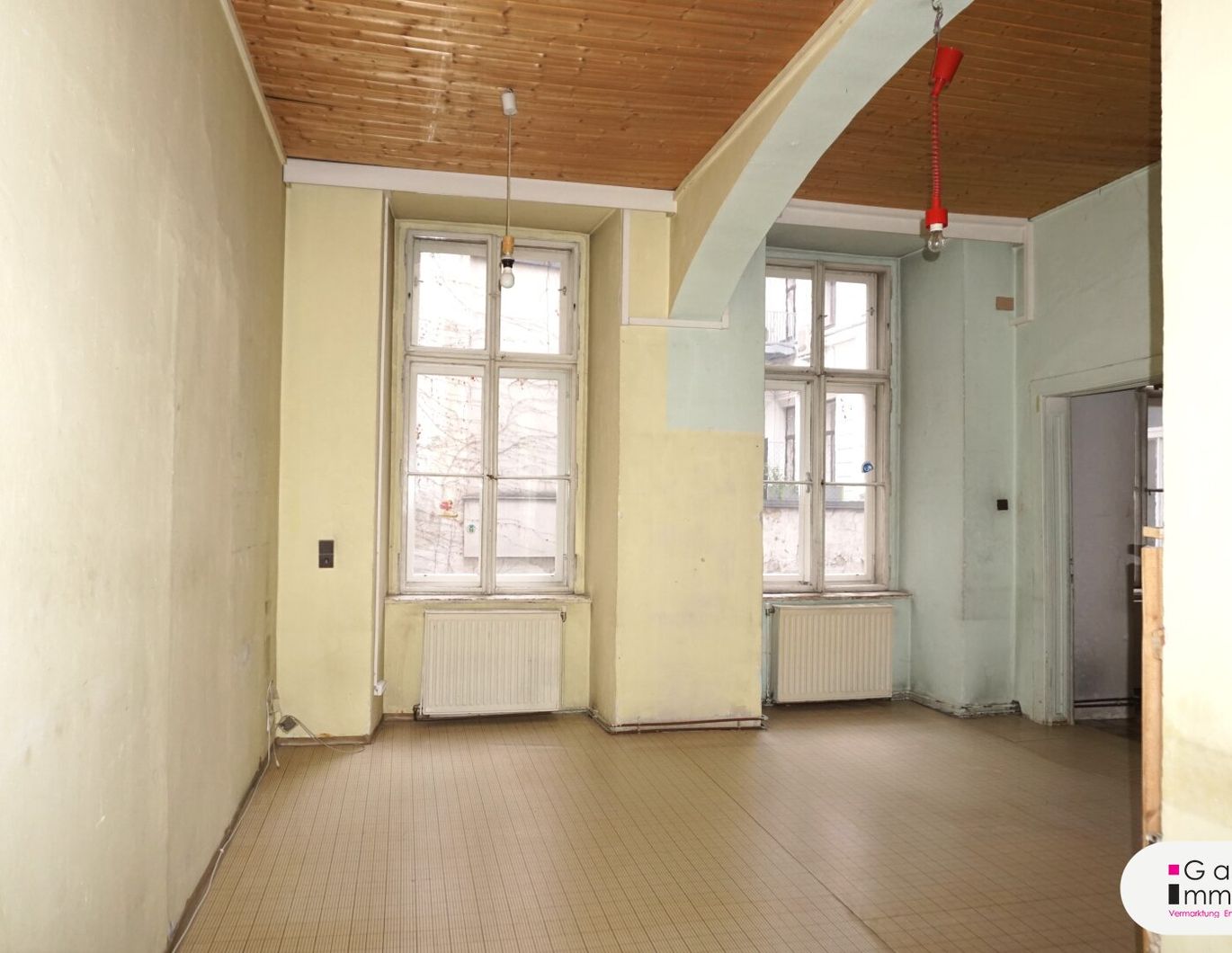 Naschmarkt - geräumige, helle, sanierungsbedürftige Altbauwohnung