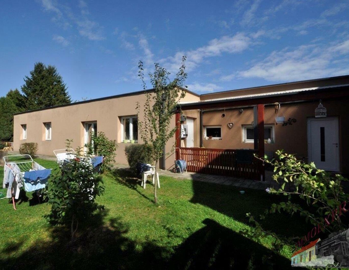 Renoviertes Wohnhaus- und moderner Neubau (noch unvollendet) für zwei Familien