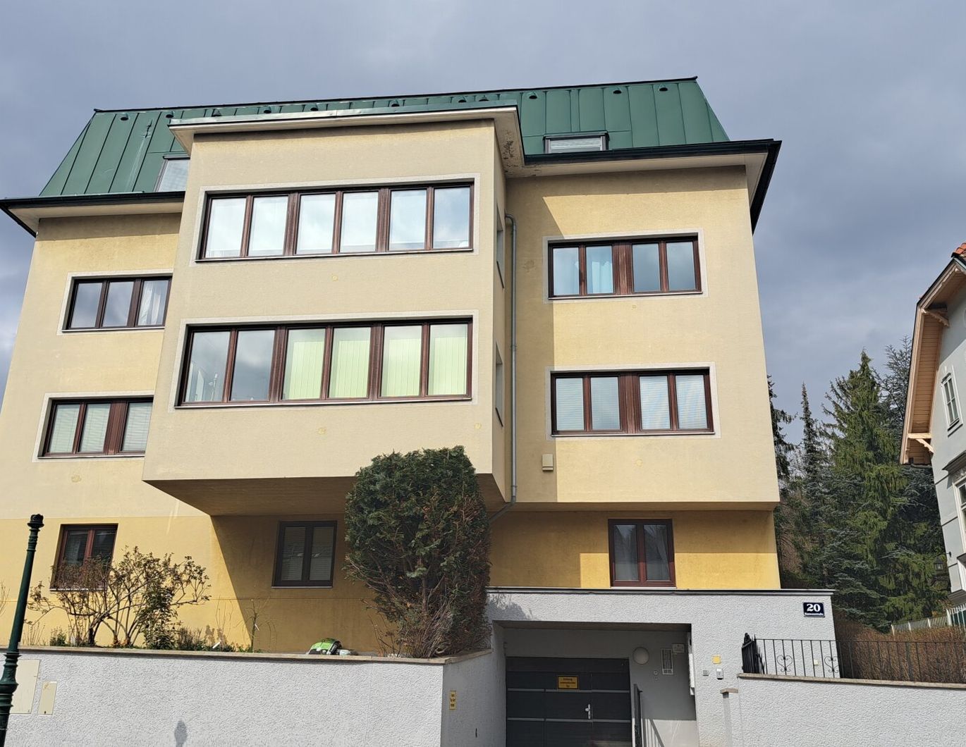 Sanierungsbedürftige 4-Zimmer Terrassen-Wohnung mit viel Potenzial!