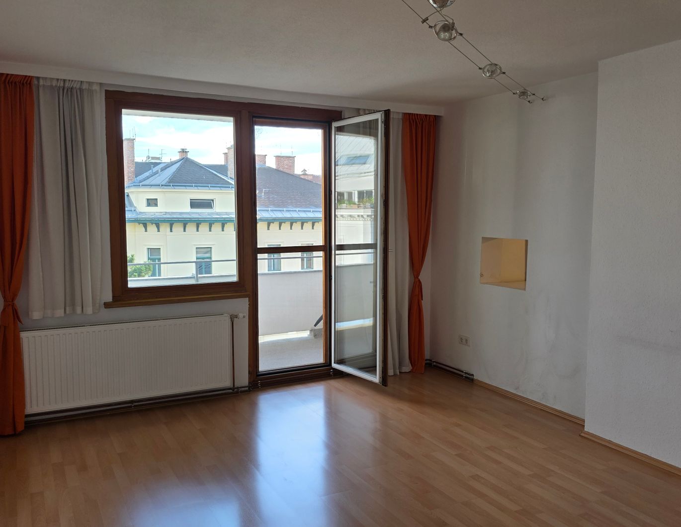 Zwei-Zimmer-Wohnung mit Loggia im Alliiertenviertel