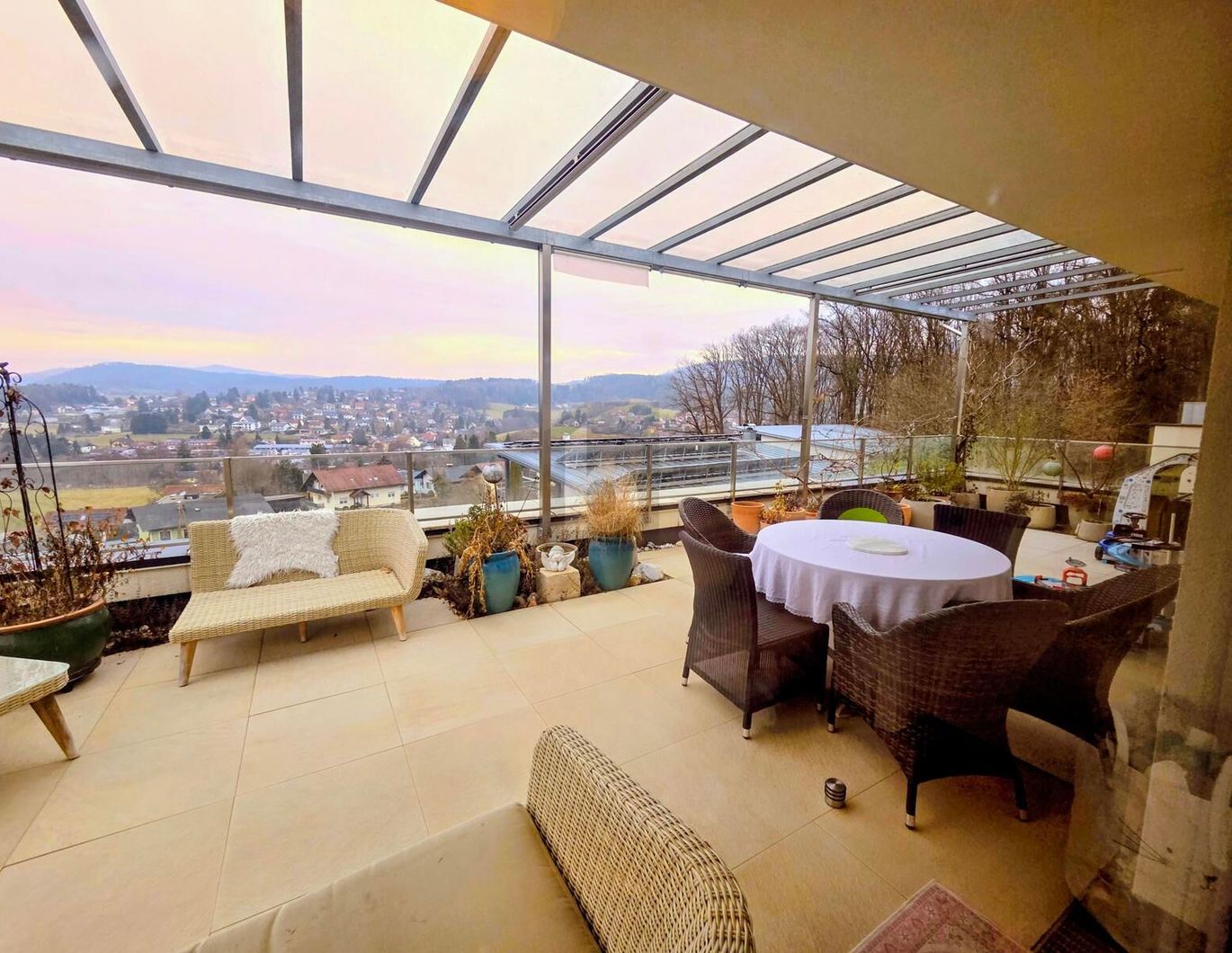 VON OBEN ? ELEGANZ, LICHT UND KOMFORT