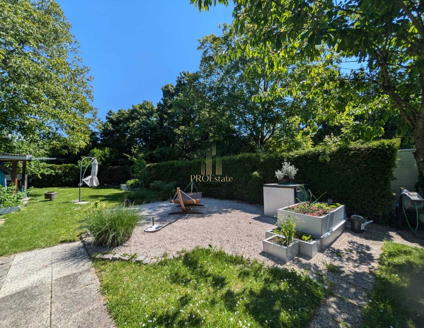 Mehrfamilienhaus mit Potenzial in Ansfelden: 240 m² WNF, Doppeltgarage und großer Garten!