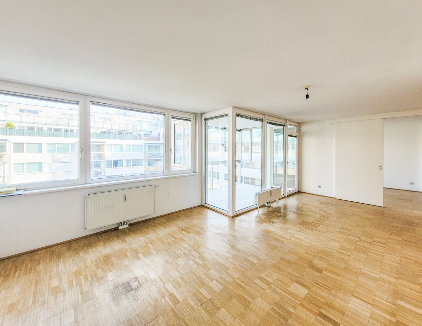 PROVISIONSFREI VOM EIGENTÜMER! INNENHOFLAGE! MONTE LAA! TOLLE 2-ZIMMER WOHNUNG MIT LOGGIA!