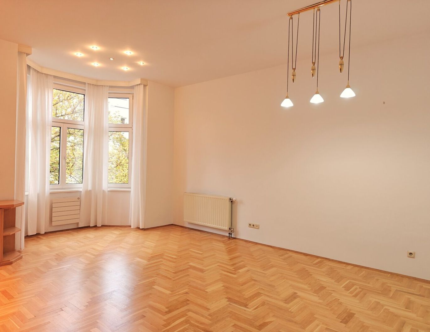 Nähe Hugo-Wolf-Park: Charmante Altbauwohnung mit Erker + Gegliederte Fassade + zentraler Grundriss + Familien- und WG-Geeignet