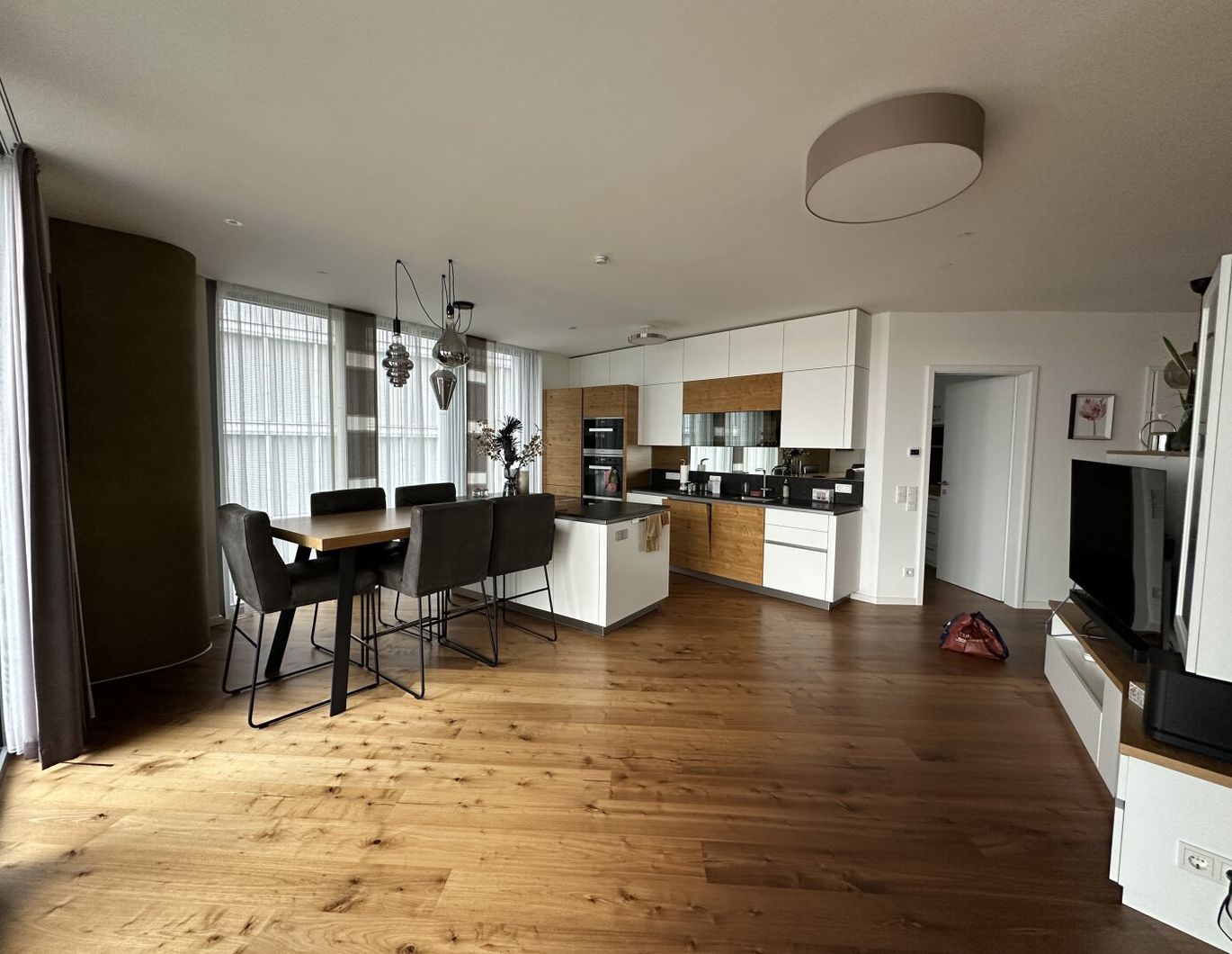 Moderne 3 Zimmer mit Balkon (teilmöbliert) und vielen Extras im Haus!