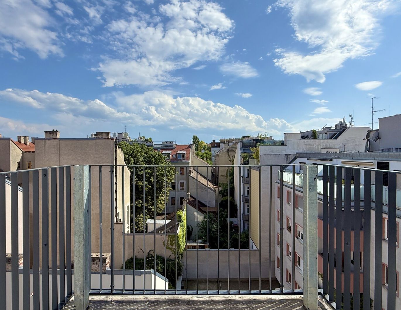 Erstbezug I Neubau I Dachgeschoss I Außenfläche Innenhoflage I U-Bahn Nähe I Luftwärmepumpe inkl. Kühlung I