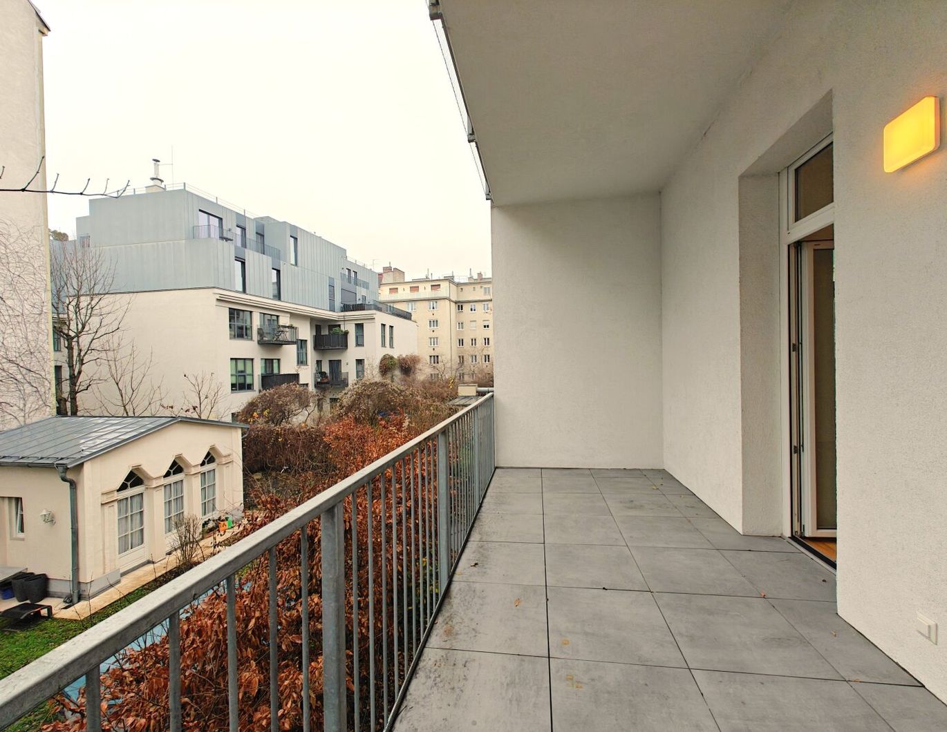 Nähe Raimund Theater: Hofruhelage + Großer Balkon/Loggia + 6 Min. zur U4 + Perfekte Wohnlage + Südwest/Südost-Ausrichtung + Garage optional