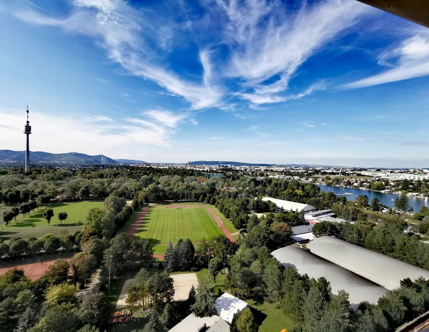 Kratochwjelstraße: Möblierte 3 Zimmer mit Klima und verglaster Loggia nahe der Alten Donau mit herrlichem Weitblick!