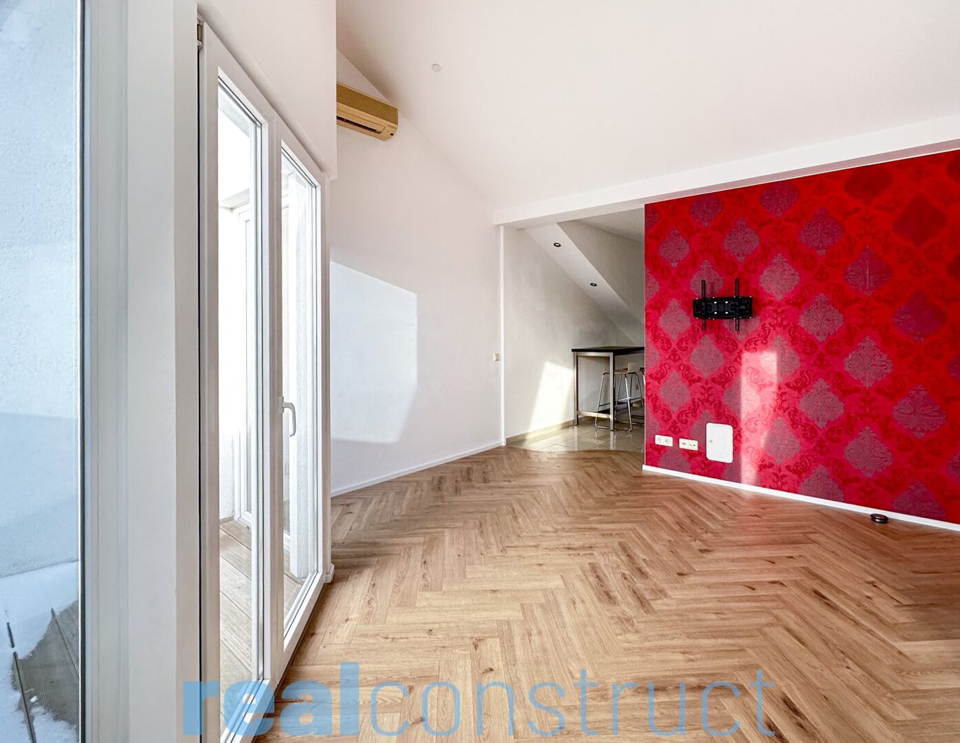 Helle 2-Zimmer-DG-Wohnung mit Loggia in Meidling