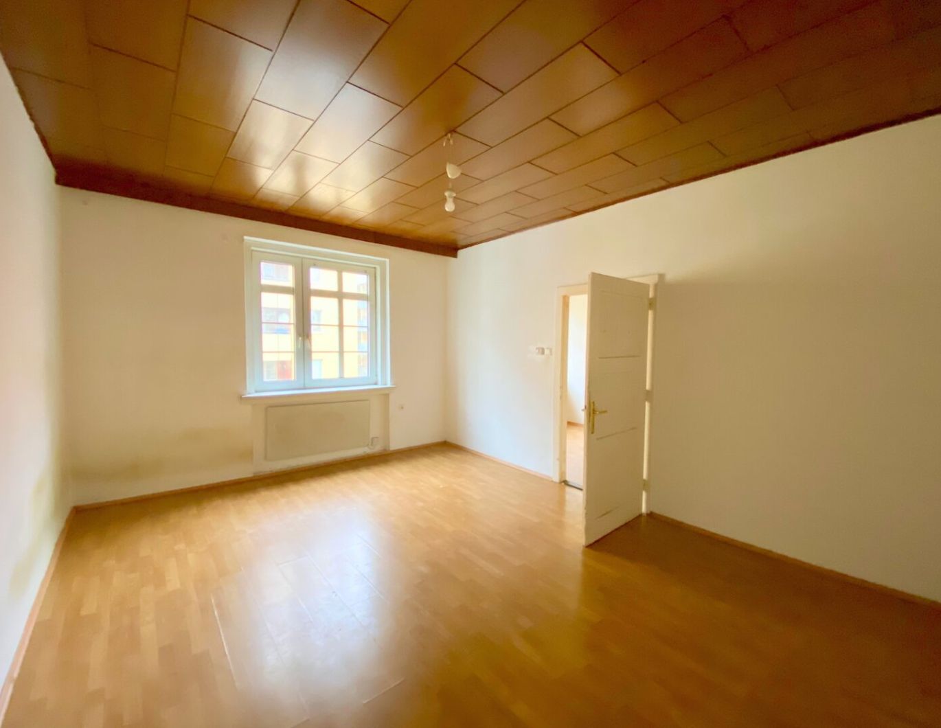 3 Zimmer-Wohnung ZUM SANIEREN, HELL und RUHIG!